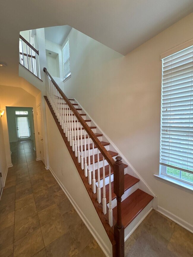 Building Photo - 1600 Oakridge Ln