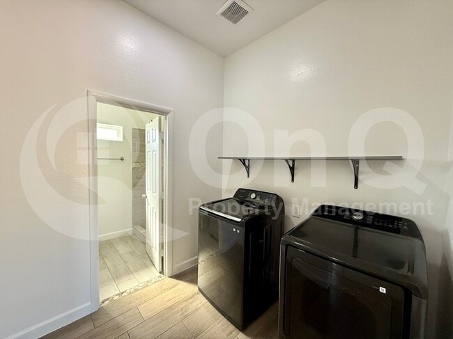 Building Photo - 2939 W Polk St