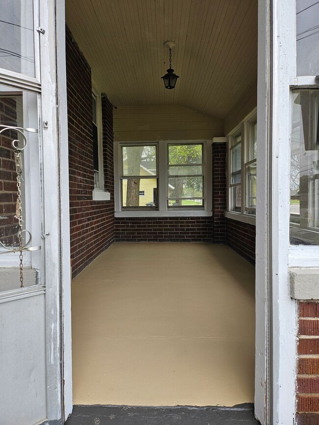 Building Photo - Large 3 bed house with basement