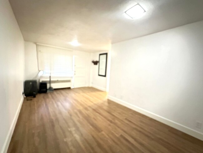 Building Photo - Great Condo in University Heights Now Avai...