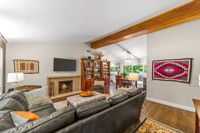 Building Photo - Fantastic 4-Bedroom with Updated Kitchen &...