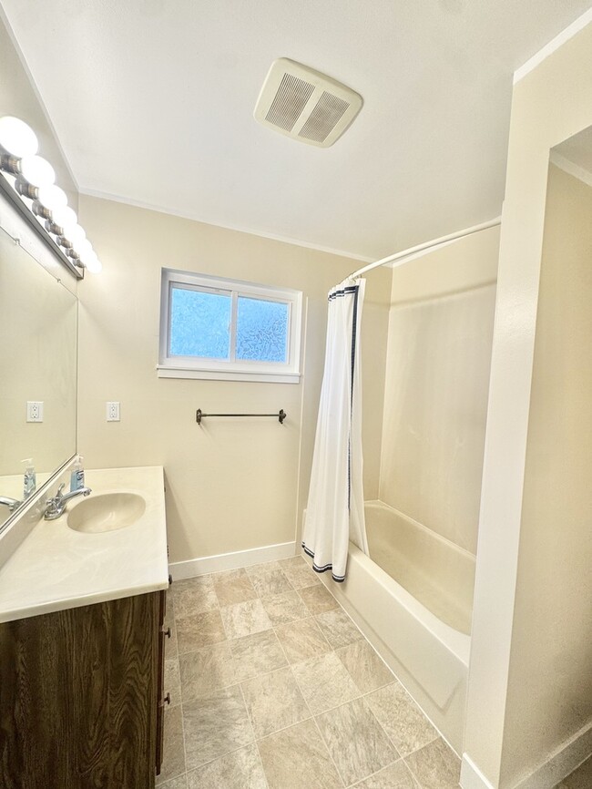 Building Photo - Stunning 3-bedroom, 2-bathroom home with a bonus room/office!