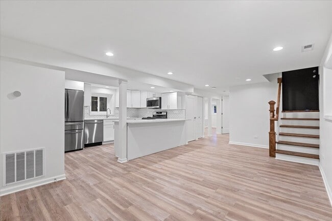 Building Photo - 2221 W Winnemac Ave