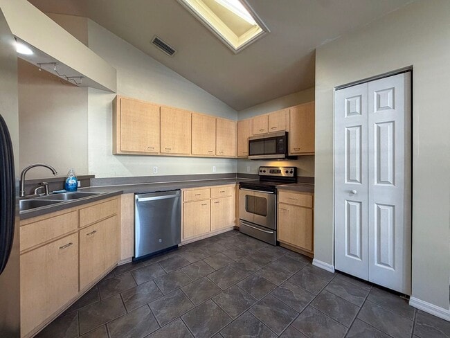 Building Photo - Pet Friendly 3/2 Home in Sorrento Available NOW!