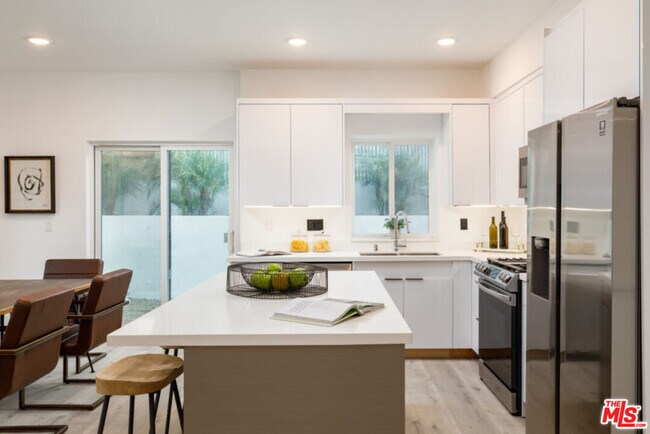 Building Photo - 846 N Alta Vista Blvd