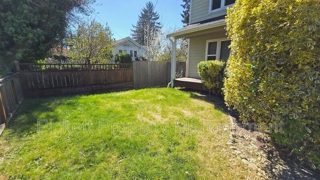 Building Photo - 1733 N Wycoff Ave