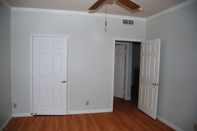 Building Photo - 1 bedroom townhouse in Tanamera
