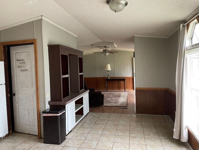 Building Photo - Country living with spacious front and backyard - 3 beds/ 2bath available now