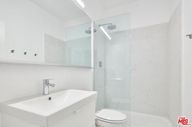 Building Photo - 558 Rose Ave