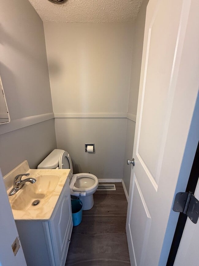 Building Photo - 3 bed 1 bath