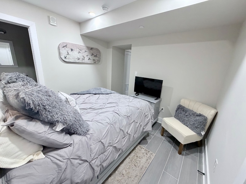 Building Photo - 824 18th St NE