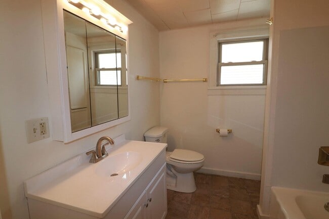 Building Photo - 3 Br. 1 Ba. House in Morgantown - Available 07/10/2026