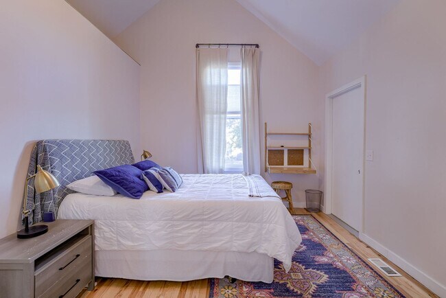 Building Photo - Charming 2 Bedroom Just Minutes from the Old Market!!