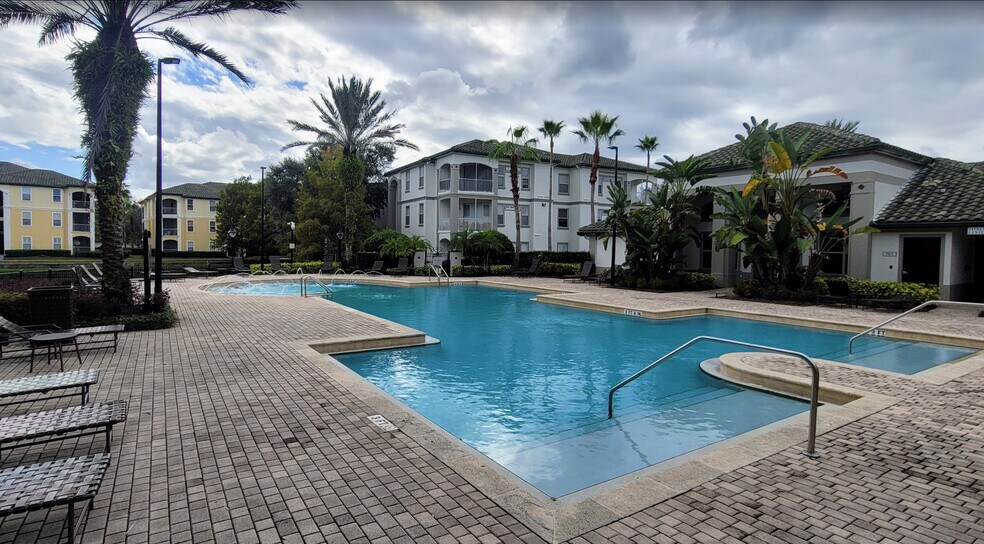 Clubhouse swimming pool - 2627 Maitland Crossing Way