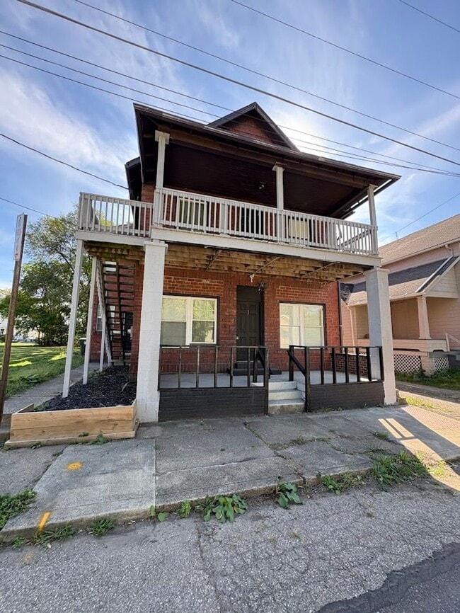 Building Photo - Three bedroom one bathroom apartment for rent