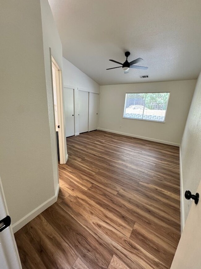 Building Photo - North Hilltop 3 Bedroom Home AVAILABLE FOR...