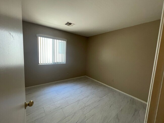 Building Photo - 4 Bedroom, 2 Bath New paint and flooring