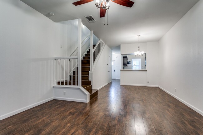 Building Photo - UPDATED 2-BEDROOM TOWNHOME AT NORTH PARK T...