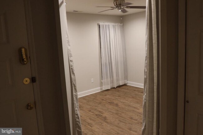 Building Photo - 13 Tulip Ct