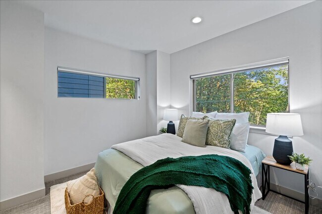 Building Photo - West Seattle - 3 Bedroom - 2.5 Bathroom w/ AC!