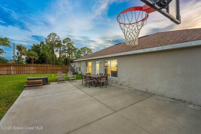 Building Photo - 413 Grenadier Ave NW