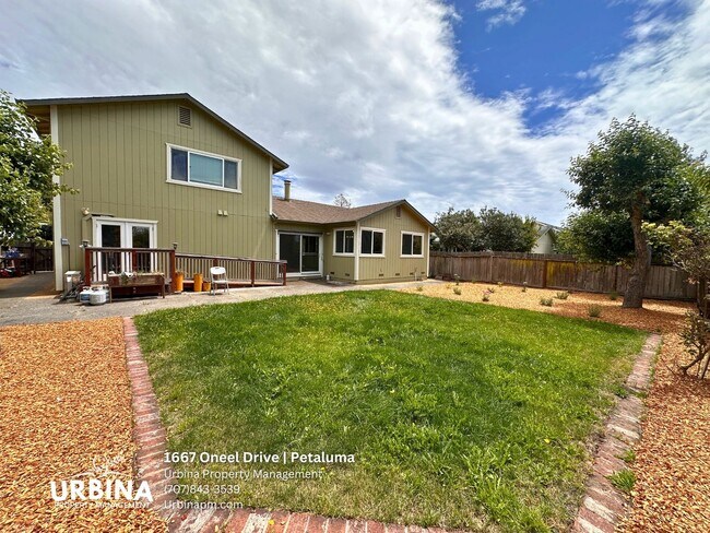 Building Photo - Spacious East Petaluma Home with Main-Floor Bedroom Suite