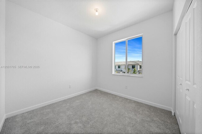 Building Photo - 715 SE 15th St