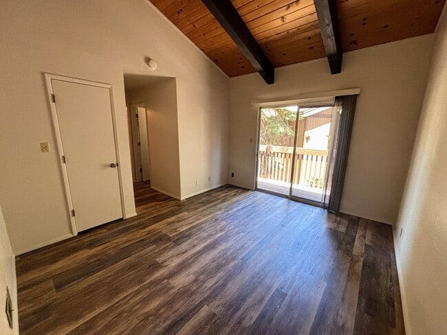 Building Photo - Modern 2 bedroom condo!