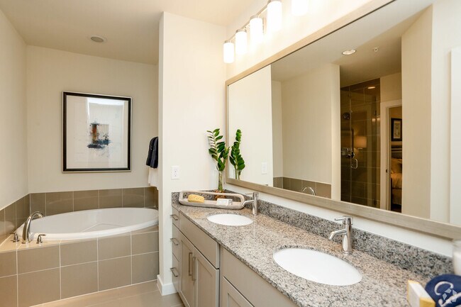 Building Photo - Luxury 1 Bed in Downtown – Look & Lease Special