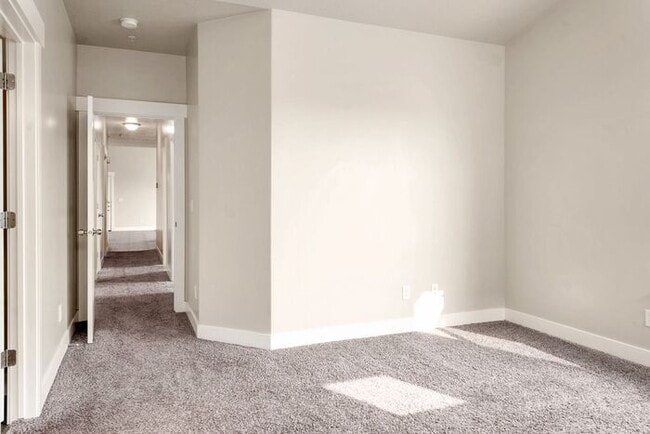 Building Photo - Beautiful Top Level Condo w 1 car garage