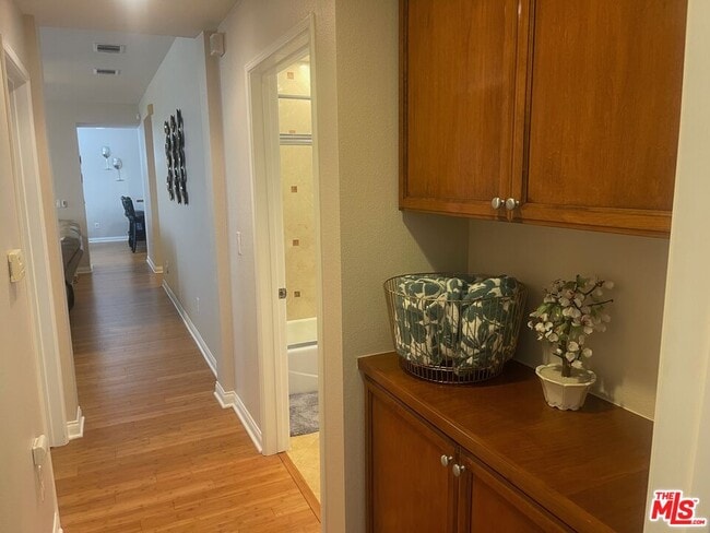 Building Photo - 5625 Crescent Prk W