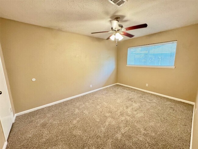 Building Photo - 28922 Savannah Dr