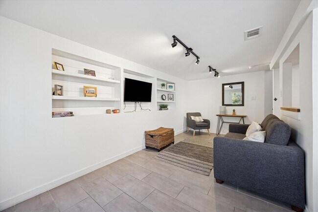 Building Photo - 604 Pressler St