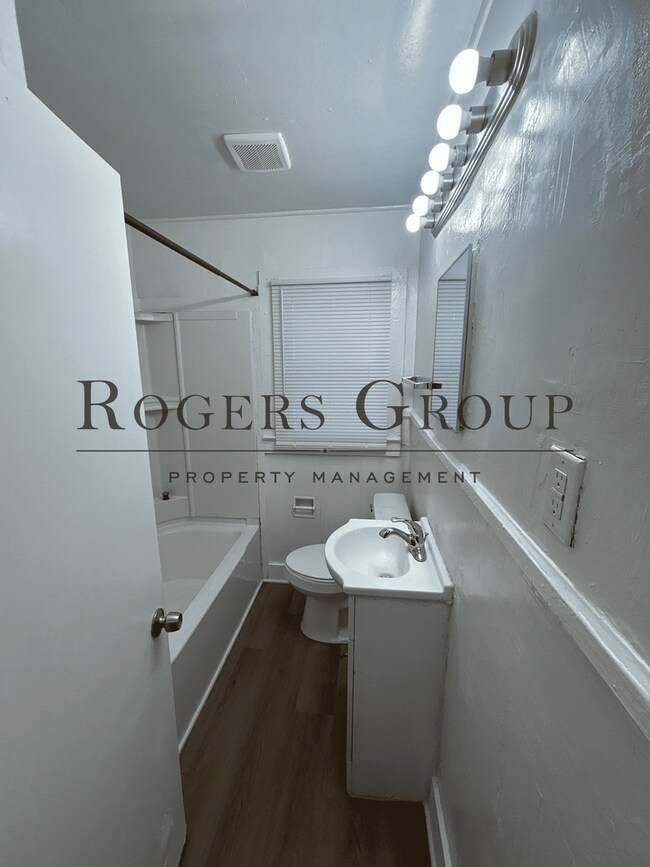 Building Photo - 836 Lamb St