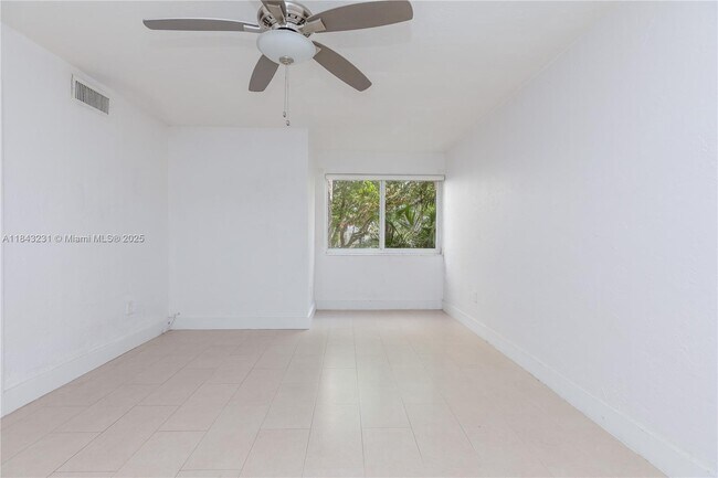 Building Photo - 6890 N Kendall Dr