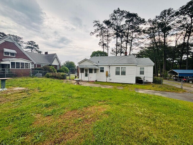 Building Photo - AVAILABLE NOW- Renovated in Rosewood!
