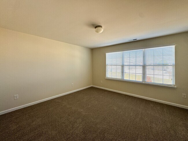 Building Photo - Lovely 5 Bed 3 Bath Home with Community Amenities