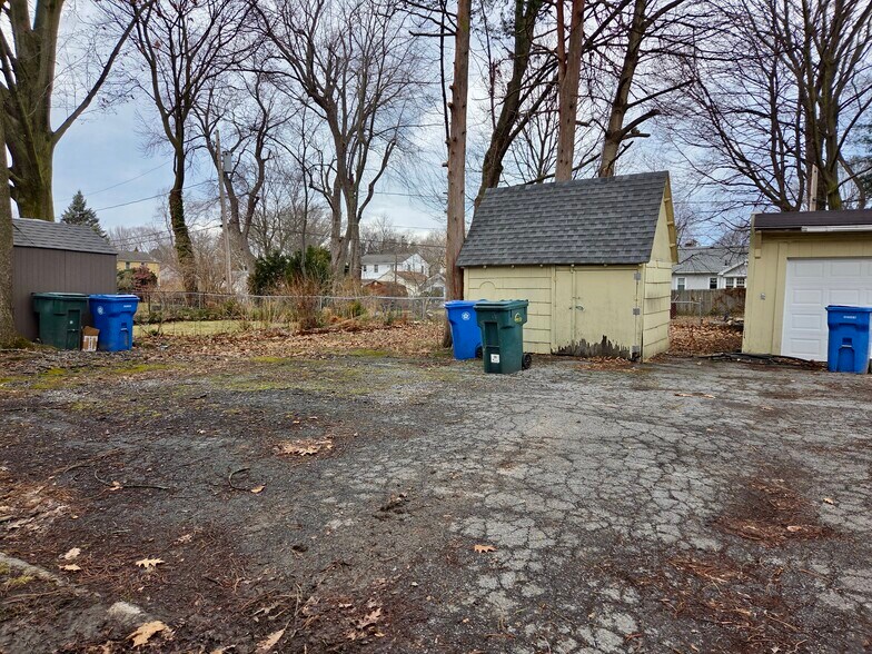 Building Photo - 64 Tryon Park