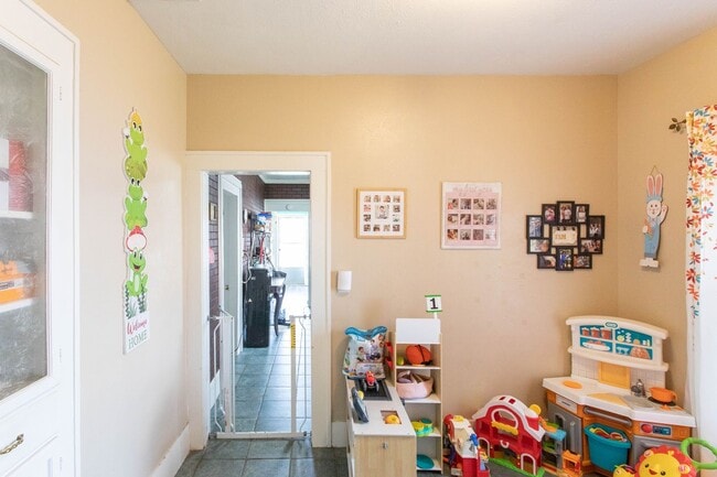 Building Photo - Spacious Home ready for a new family!