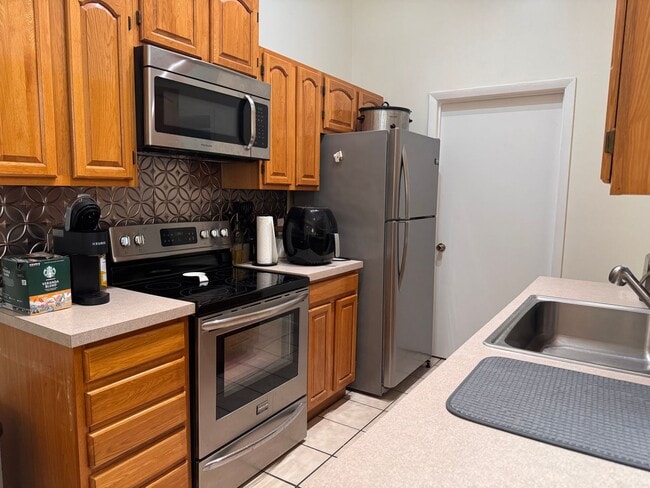 Building Photo - 2 Bed 2 Bath Home in Seranola Manor ! Fenced in YARD!