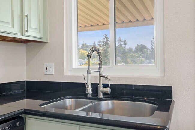 Building Photo - Stunning 2-Bed, 1-Bath Condo in the Heart ...