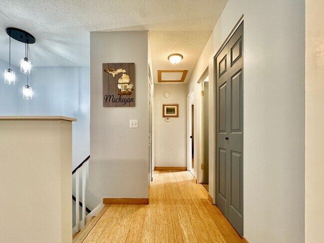 Building Photo - Updated and spacious! Ready for move in!