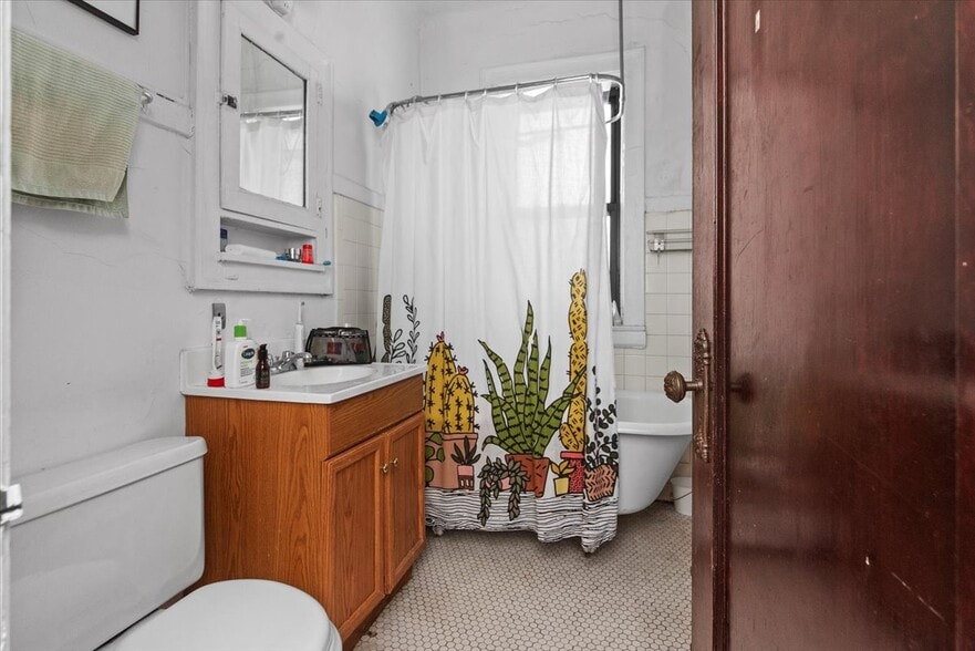 Building Photo - 5704 S Harper Ave