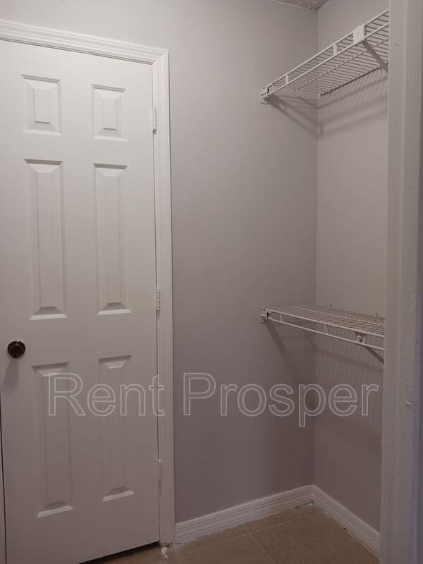 Building Photo - 4180 Versailles Dr