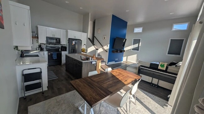 Building Photo - Furnished Queen Room with Closet & Private Bath