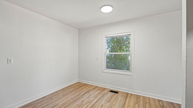 Building Photo - COMING SOON! 3 BEDROOM HOME!