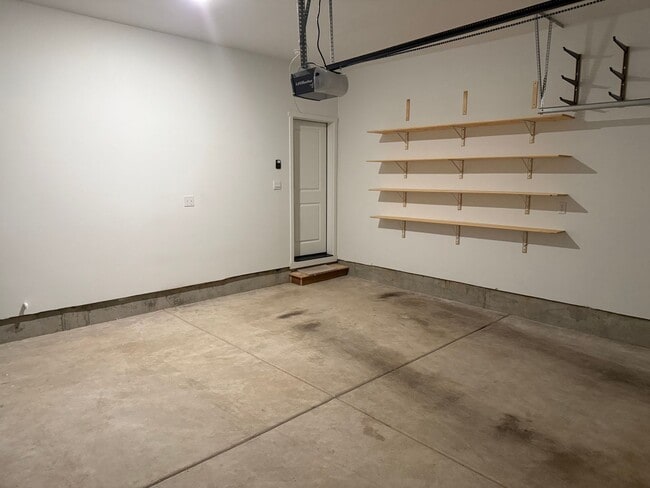 Building Photo - Goregous 2 Bedroom Townhome with 2 Car Gar...