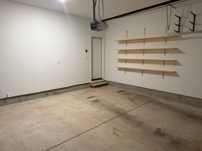 Building Photo - Gorgeous 2 Bedroom Townhome with 2 Car Gar...