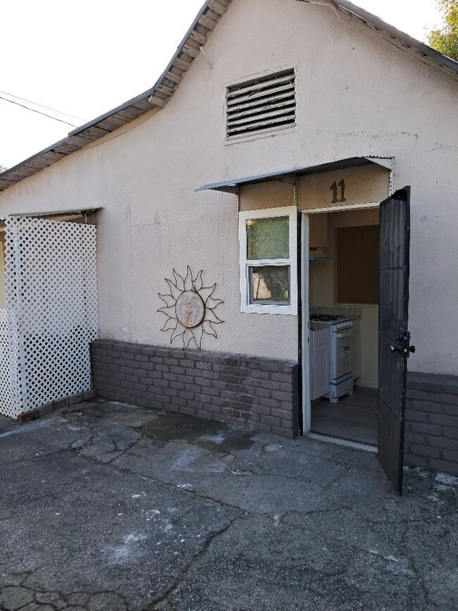 Primary Photo - 818 E Rte 66