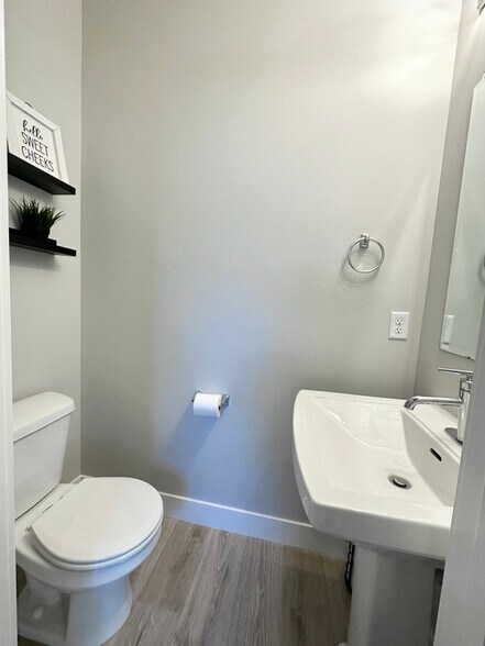 Building Photo - 1011 W 430 S